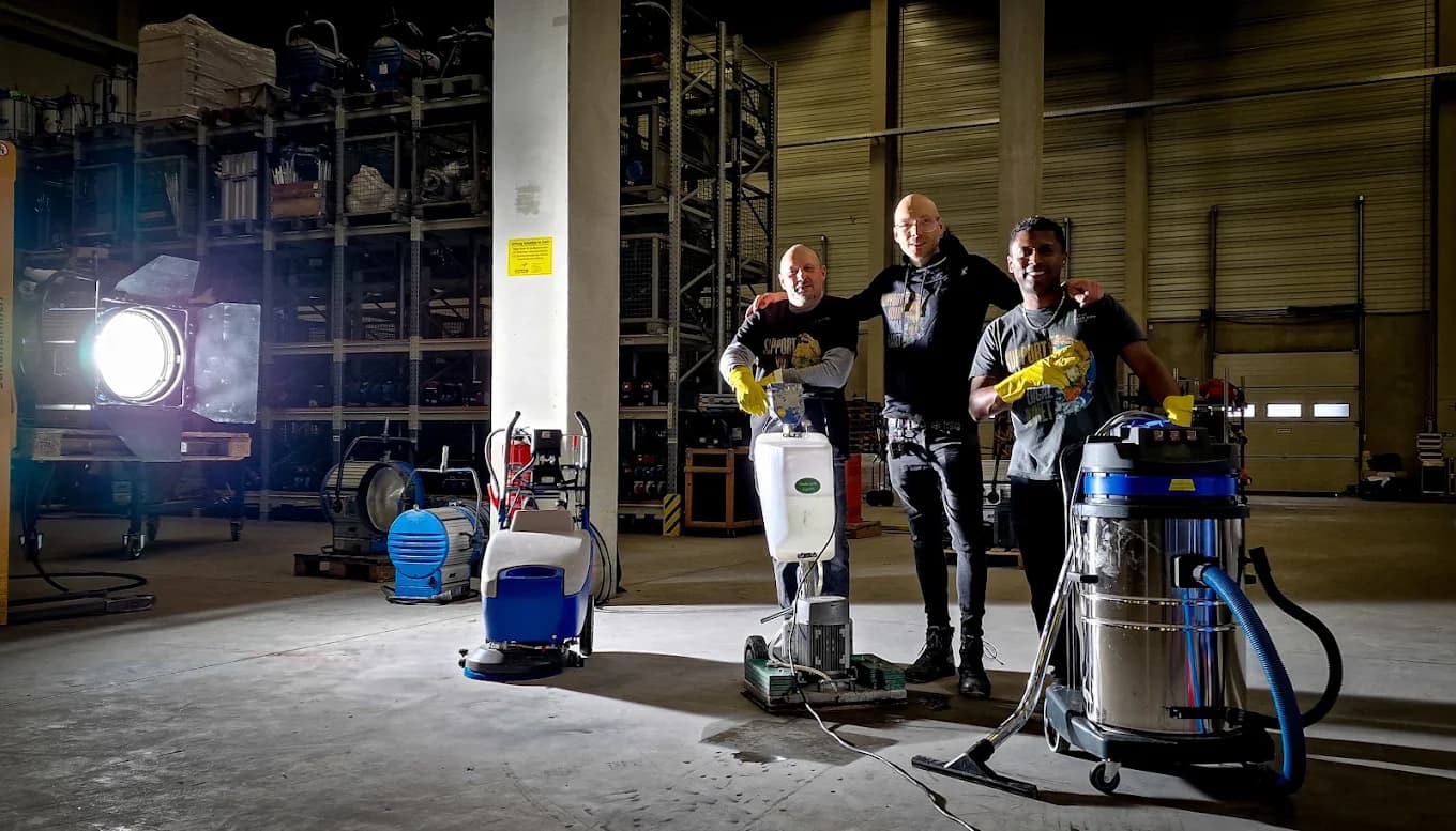 CYCG-Team mit Reinigungsgeräten im Lager