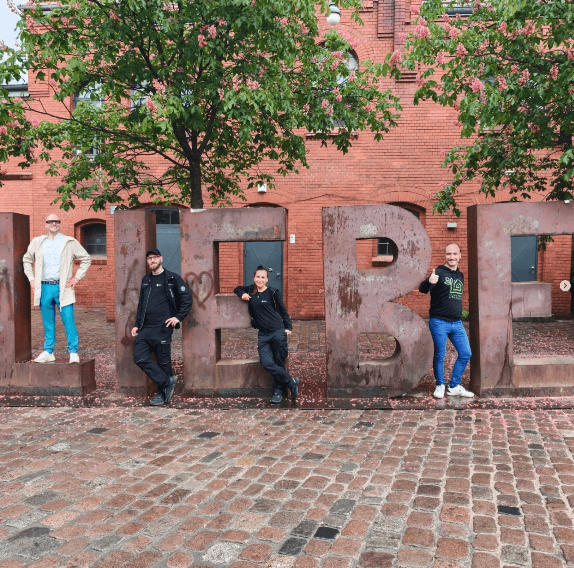 Das CYCG-Team vor den LIEBE-Buchstaben am Pfefferberg in Berlin