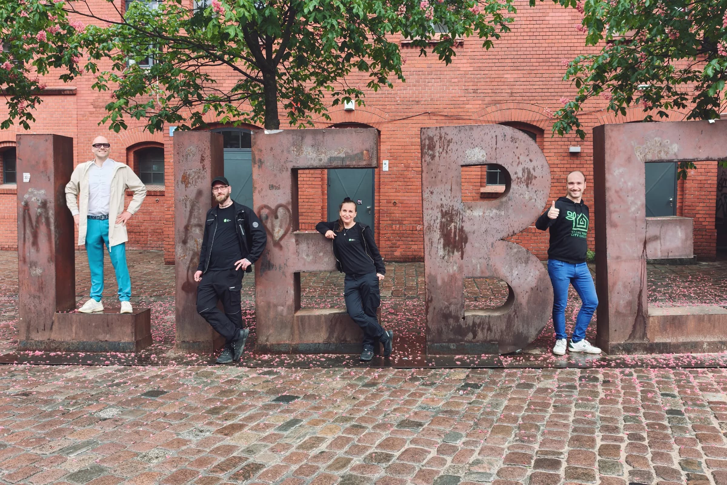 Das CYCG-Team vor den LIEBE-Buchstaben am Pfefferberg in Berlin