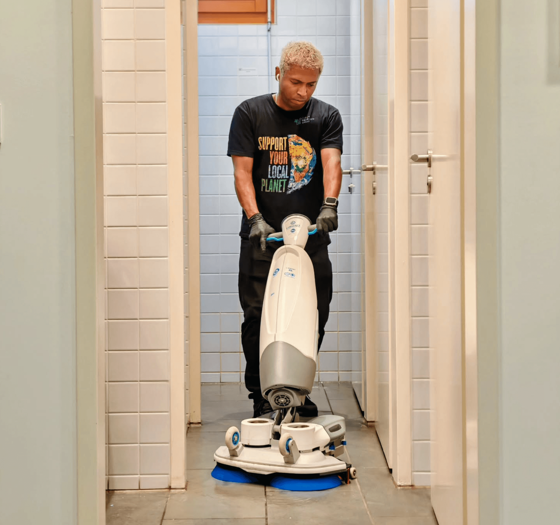 CYCG-Mitarbeiter bei der Bodenreinigung im Sanitärbereich